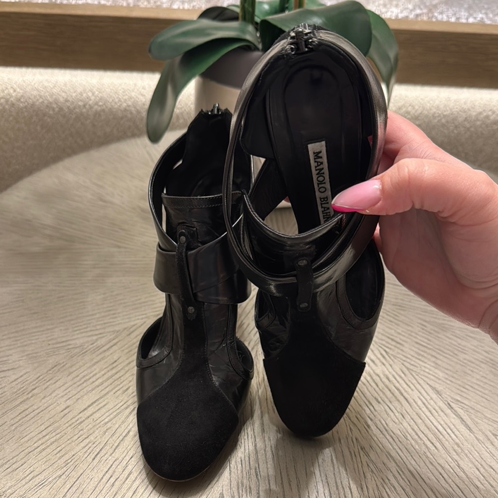 Manolo Blahnik Black Heels Elegant Design